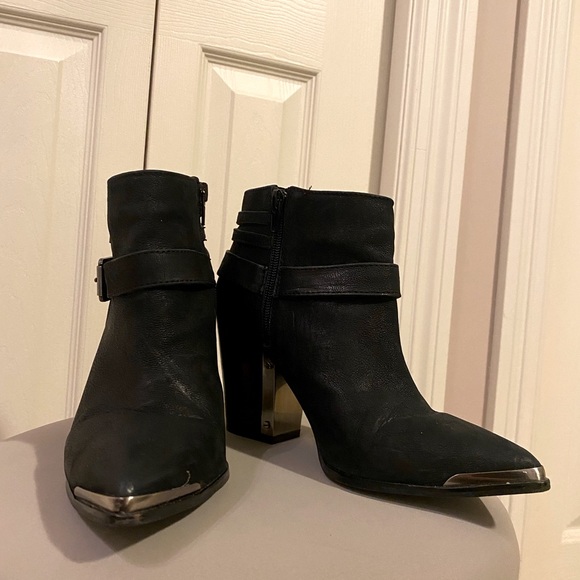 Vince Camuto Adelfi Black Womens Booties - Picture 2 of 9